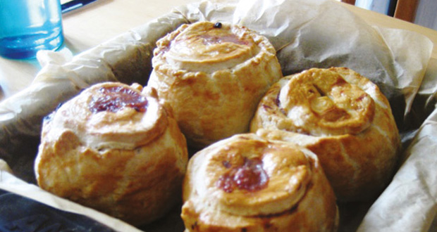 Venison-pies-with-vanilla-sauce