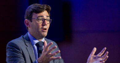 Burnham Pledges 20% Business Rates Cut for Pubs in Leadership Pitch