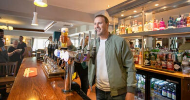 Paddy Mcguinness Crowns The Local Winners Of Marston’s Big Pub Quiz