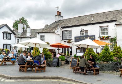 Easter Boosts UK On-Trade as Footfall and Dwell Time Rise